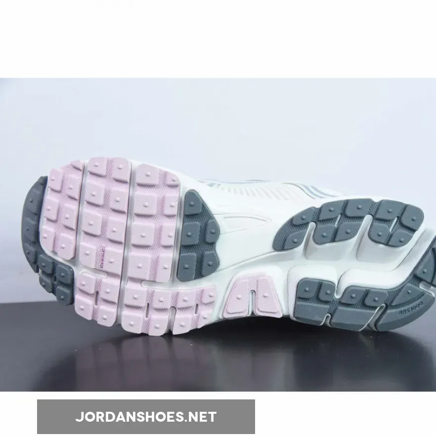 Nike Zoom Vomero 5 520 Silver Pink FN3695-001 Restock Nike Zoom Vomero 5 520 Silver Pink FN3695-001 Restock