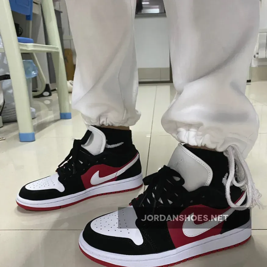 Air Jordan 1 Low ‘Chicago’ Black White Gym Red