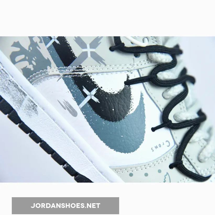 Custom Nike Dunk Low ‘Spray Paint Swoosh’ Custom Nike Dunk Low ‘Spray Paint Swoosh’