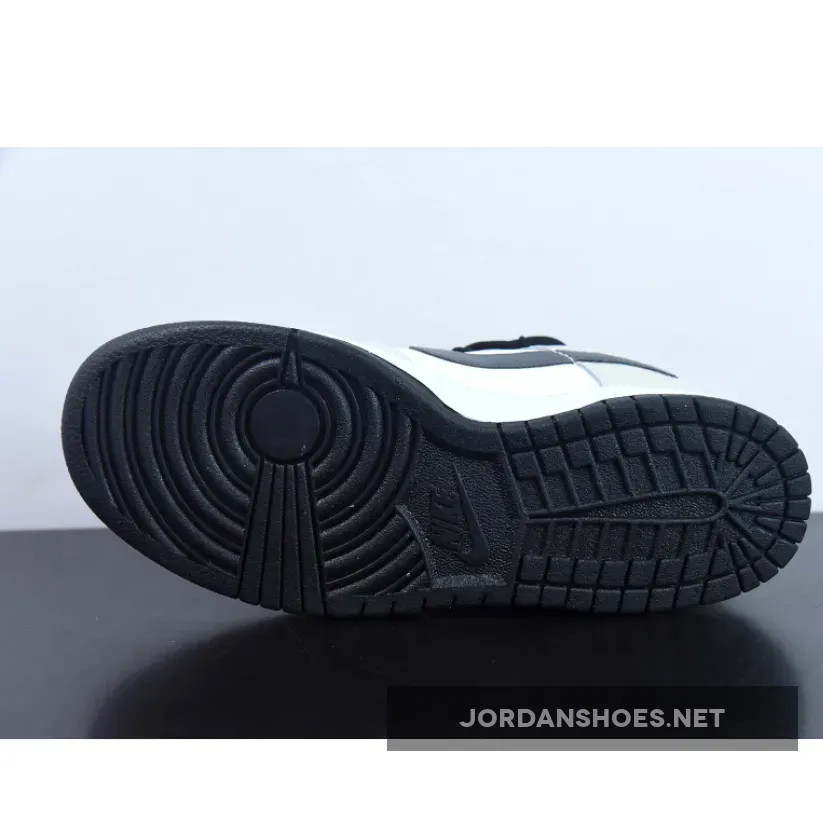 Custom Nike Dunk Low ‘Spray Paint Swoosh’ Custom Nike Dunk Low ‘Spray Paint Swoosh’