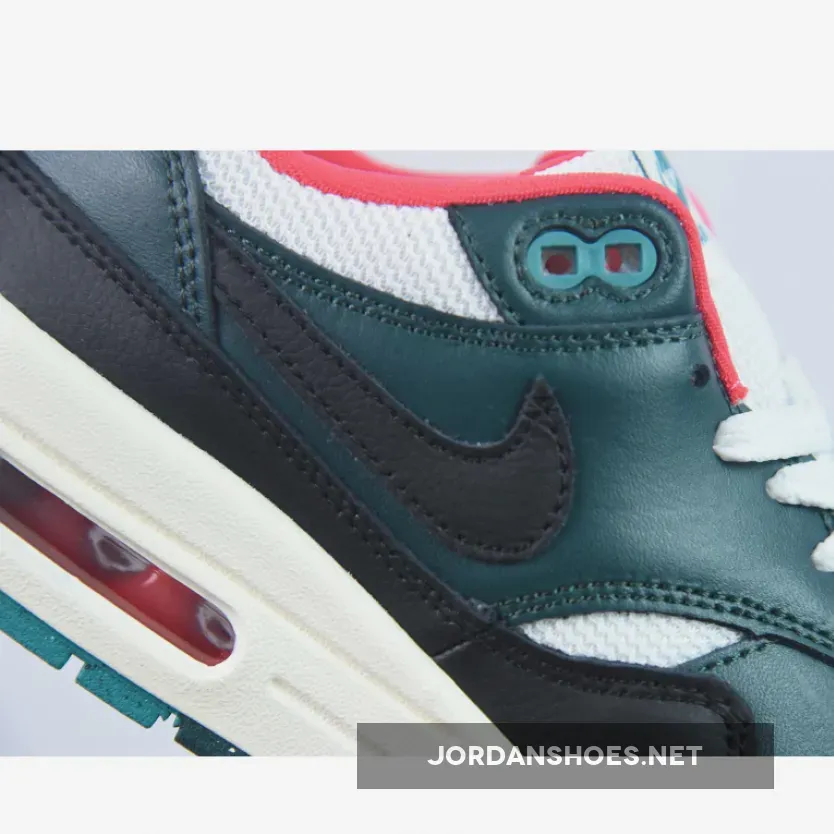 LeBron x Air Max 1 "Liverpool" White/Black-Red-Green LeBron x Air Max 1 "Liverpool" White/Black-Red-Green