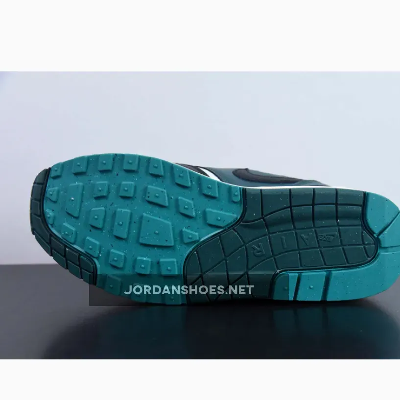 LeBron x Air Max 1 "Liverpool" White/Black-Red-Green LeBron x Air Max 1 "Liverpool" White/Black-Red-Green