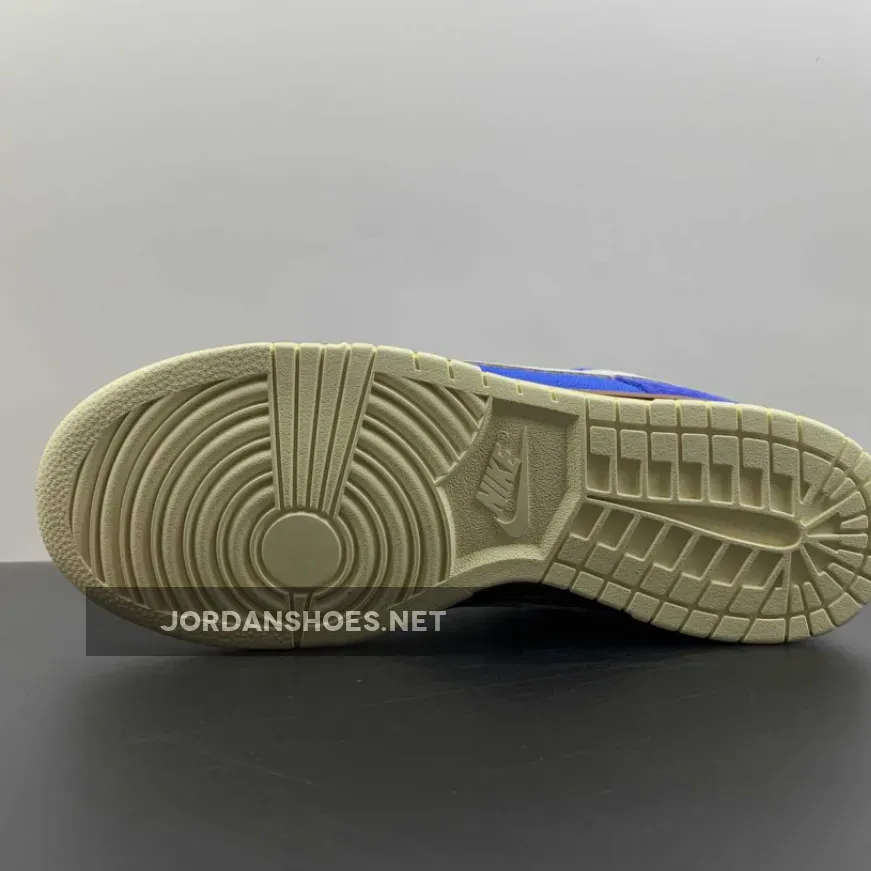 Nike SB Dunk Low Varsity Royal/Mettalic Vegas Gold Nike SB Dunk Low Varsity Royal/Mettalic Vegas Gold