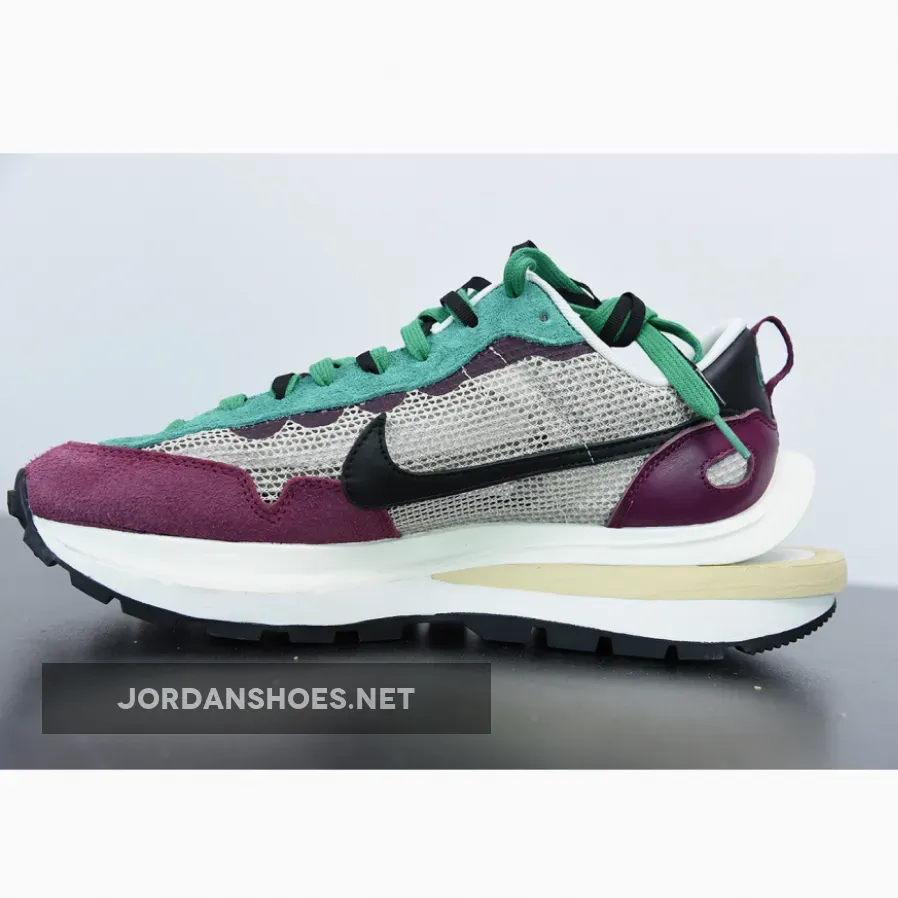 sacai x Nike Vaporwaffle Villain Red sacai x Nike Vaporwaffle Villain Red