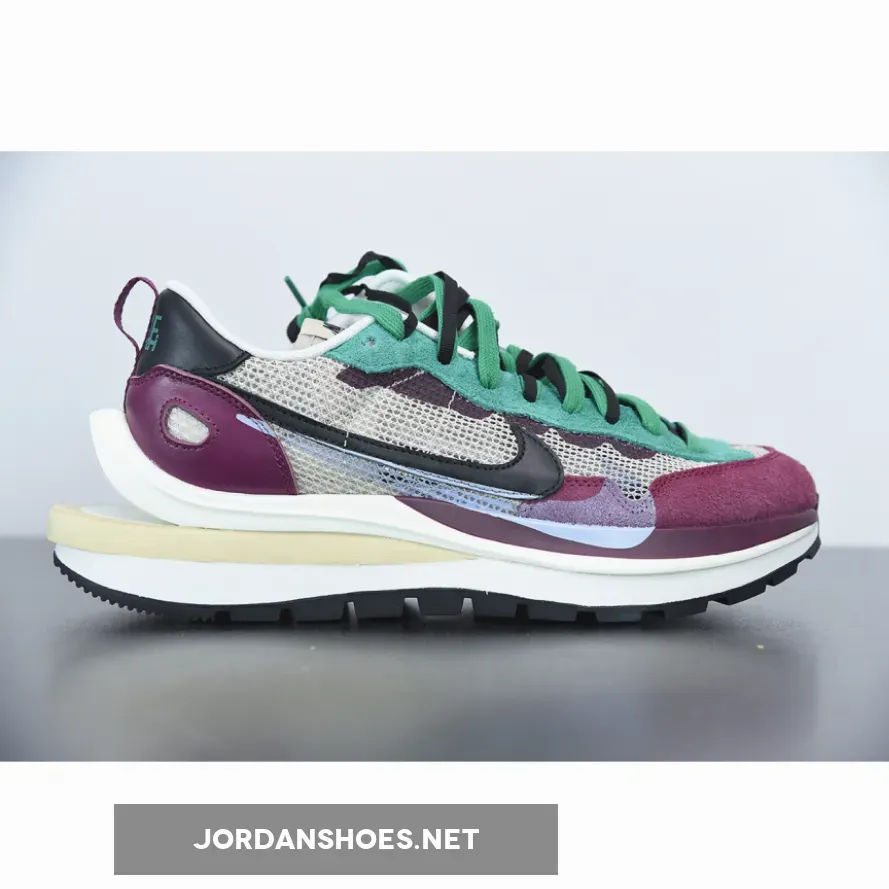 sacai x Nike Vaporwaffle Villain Red sacai x Nike Vaporwaffle Villain Red