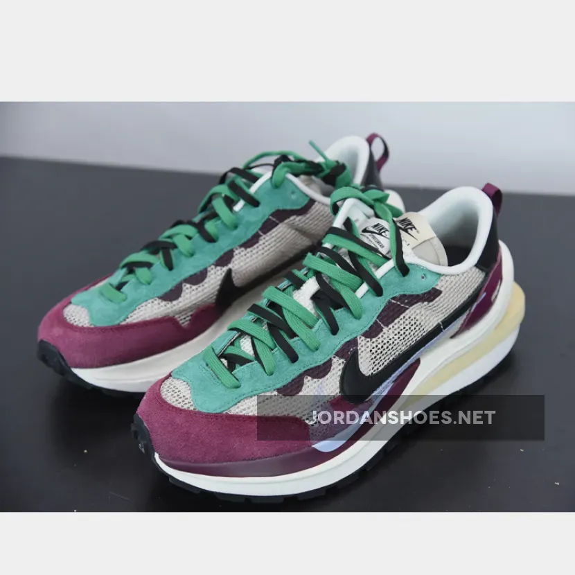 sacai x Nike Vaporwaffle Villain Red sacai x Nike Vaporwaffle Villain Red