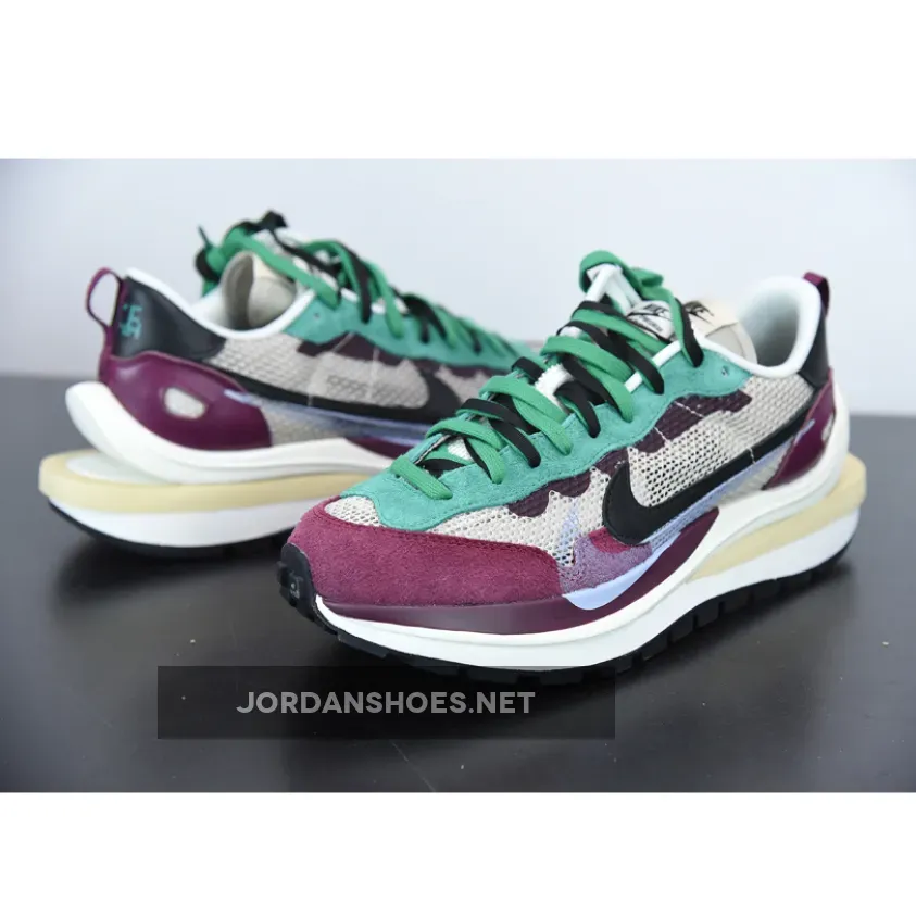 sacai x Nike Vaporwaffle Villain Red sacai x Nike Vaporwaffle Villain Red