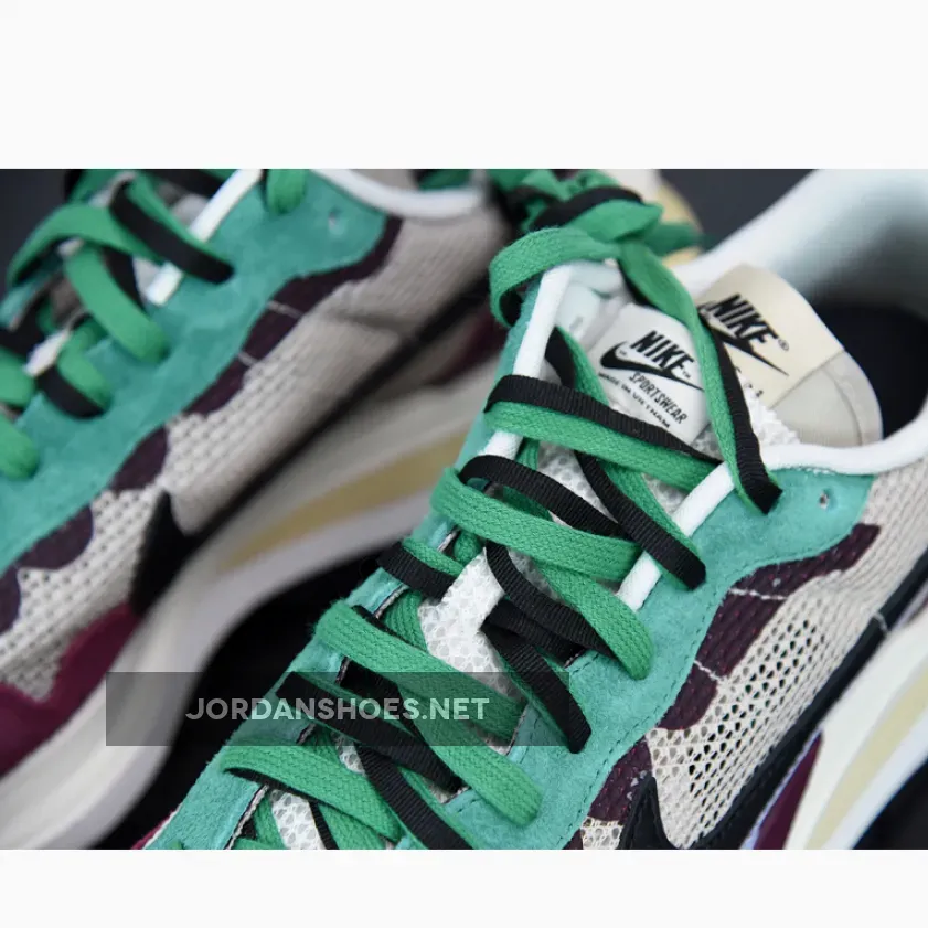 sacai x Nike Vaporwaffle Villain Red sacai x Nike Vaporwaffle Villain Red