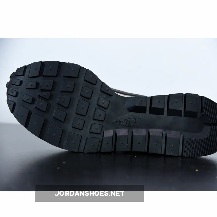 sacai x Nike Vaporwaffle Villain Red sacai x Nike Vaporwaffle Villain Red